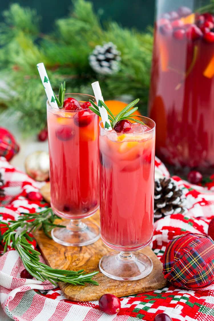 Christmas Punch is een gemakkelijk en heerlijk feestdrankje vol met fruit zoals veenbessen, Sinaasappels en granaatappels. Houd het alcoholvrij of voeg rum of wodka toe voor extra vakantie spirit!