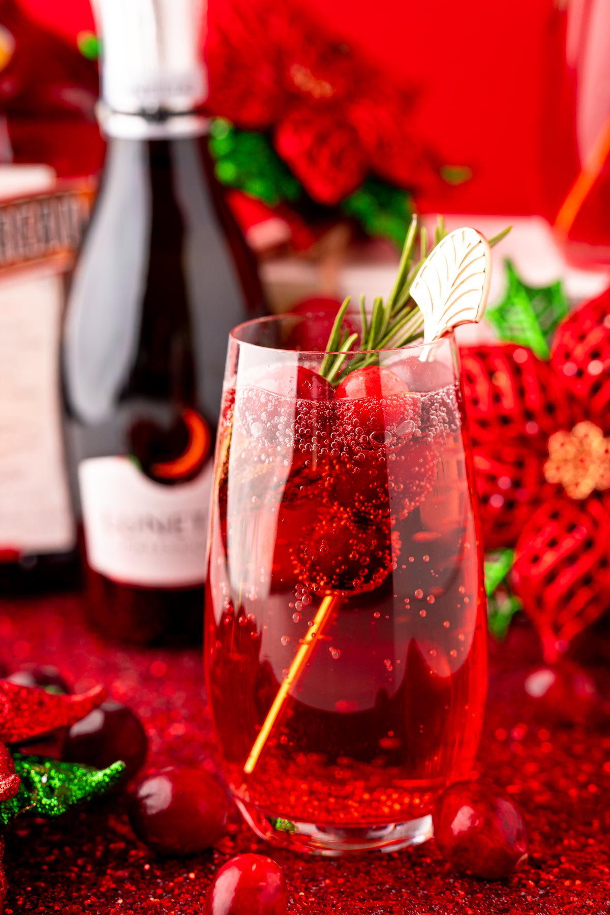 https://www.sugarandsoul.co/wp-content/uploads/2021/11/poinsettia-cocktail-cranberry-mimosa-13.jpg