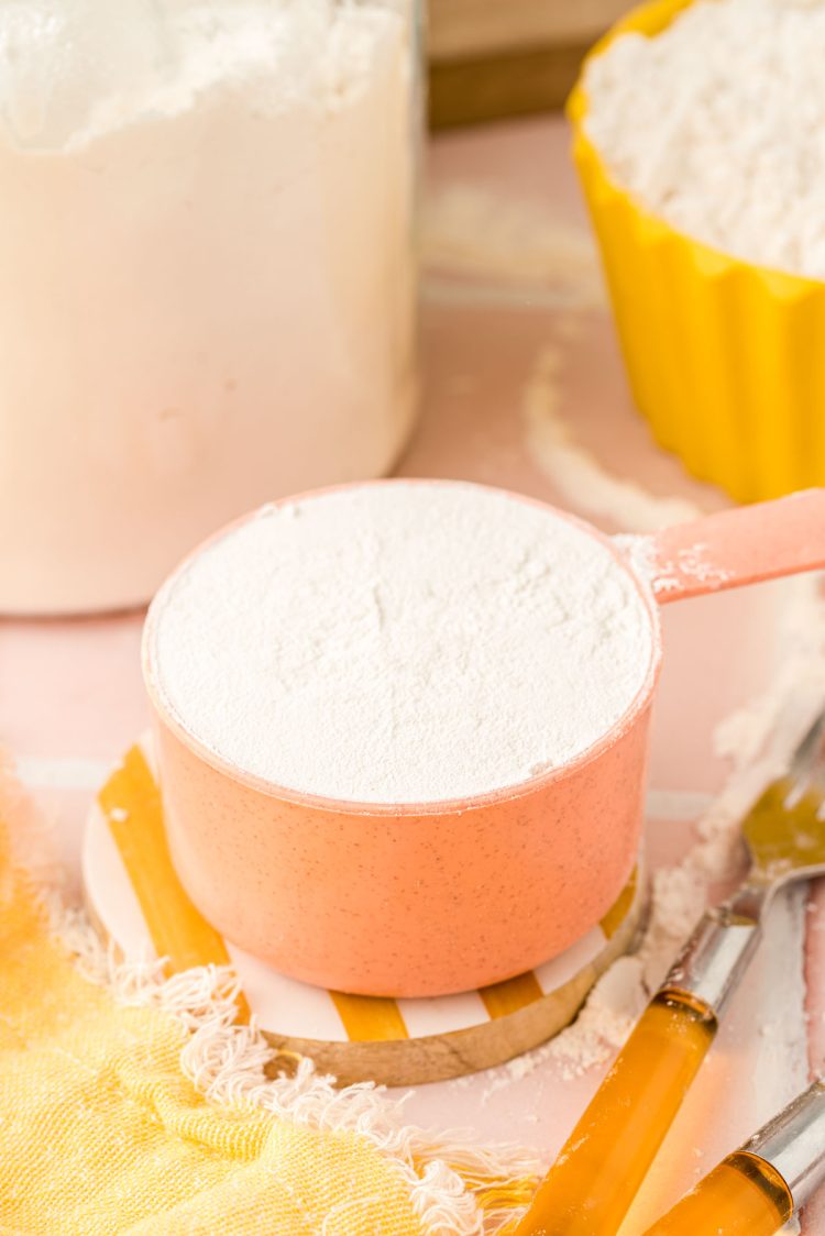 How to Measure Flour (The Right Way!) - Sugar Spun Run