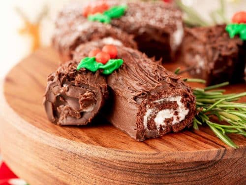 Irresistible Snowy Yule Log: Easy Steps to a Festive Favorite