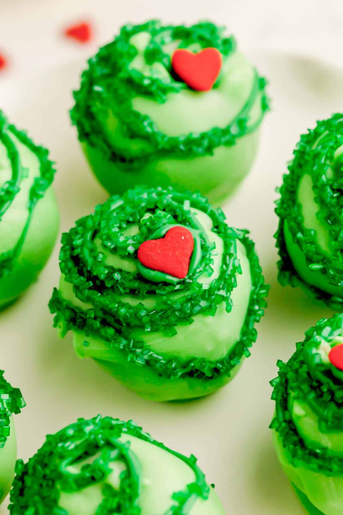 Festive Holiday Treats: Whimsical Grinch Cake Pops