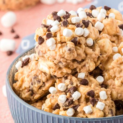 Avalanche cookies in a blue bowl.