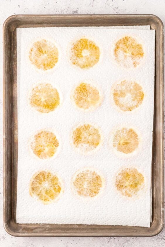 Paper towels lining orange slices to pull out moisture.