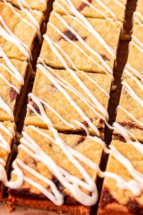 Cinnamon roll shortbread bars on a table.